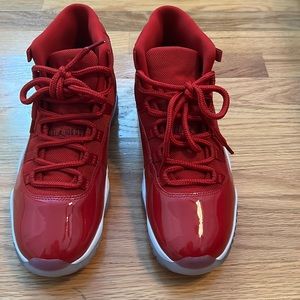 AIr Jordan Retro 11 sneakers in red size 91/2